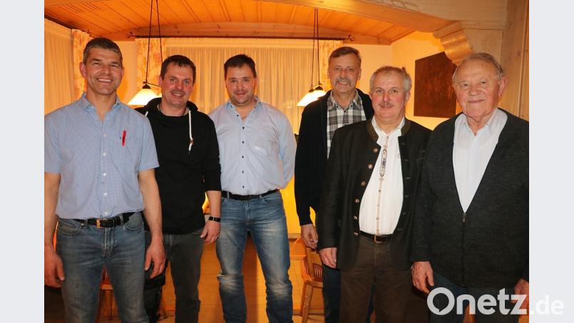 Die neue Führungsriege des Schweineprüfrings (von links): Robert Zagel, Stefan Schmid, Florian Wiesneth, 2. Vorsitzender Georg Dotzler, Vorsitzender Herbert Pilhofer und Ehrenvorsitzender Heinrich Hubner.	Bild: gru