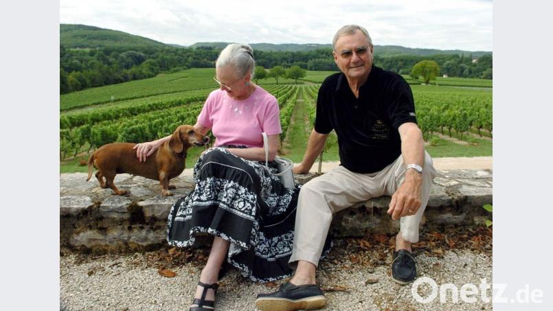 Das dänische Königspaar beim Sommerurlaub im Garten ihres Schlosses Caix bei Cahors in Südfrankreich. 	Bild: ipa Villard/SIPA/dpa