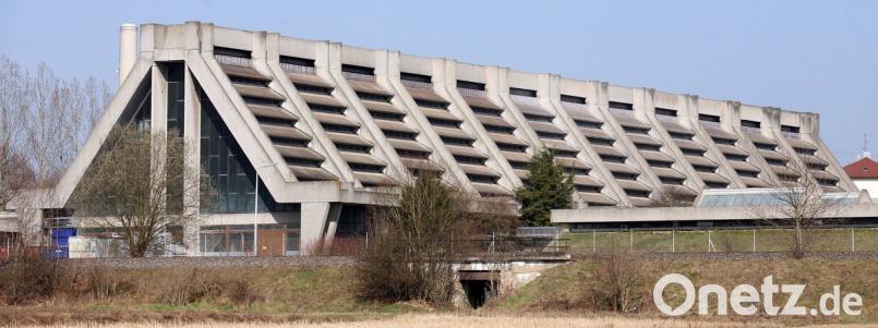 Mit der Glaskathedrale in Amberg setzte Walter Gropius einst industriearchitektonische Maßstäbe, auch wenn er deren Fertigstellung nicht mehr erlebte. Das Kulturreferat will den in Fachkreisen höchstgelobten Bau mehr ins Blickfeld der Öffentlichkeit rücken und an seinen Erbauer erinnern - exakt 50 Jahre nach dessen Tod.	Bild: Steinbacher