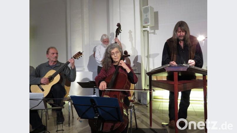 Unaufgeregt und entspannt tritt die Fraunhofer Saitenmusik in der Kloster-aula auf - das Publikum lässt sich gern entschleunigen. 	Bild: Baumer