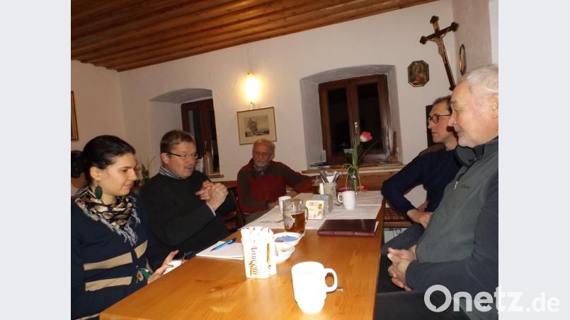 Gemeinsam Grenzen überschreiten: Ida Petioka (von links), Alfred Wolf, Adalbert Busl, Thomas Lippert und Norbert Reger arbeiten auf der Glasschleif an neuen Ideen. 	Bild: lpp