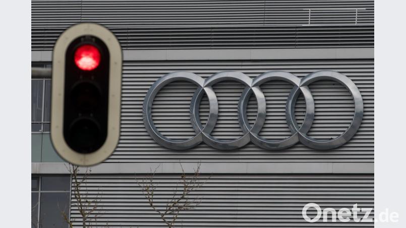 Eine Ampel steht vor der Firmenzentrale von Audi in Ingolstadt auf Rot. 	Archivbild: Armin Weigel/dpa