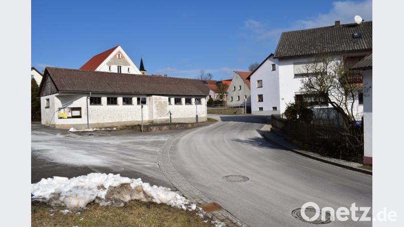 In Söllitz werden die überdimensionierten Asphaltflächen in der Ortsmitte zurückgebaut. Attraktivere Beläge und mehr Grün sollen den Bereich aufwerten. 	Bild: bnr