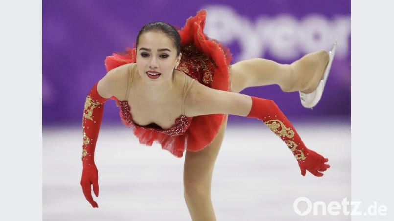 Alina Sagitowa strahlt über das ganze Gesicht: Der russische Teenager holte überraschend die Goldmedaille.	Bild: Bernat Armangue/dpa