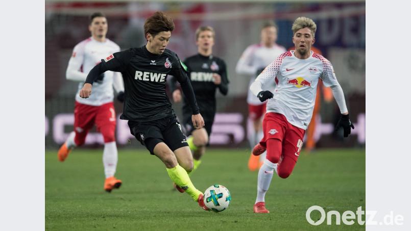 Leipzigs Kevin Kampl (rechts) kam nicht hinterher. Die Kölner um Yuya Osako entführten drei Punkte aus Sachsen. 	Bild: Soeren Stache/dpa