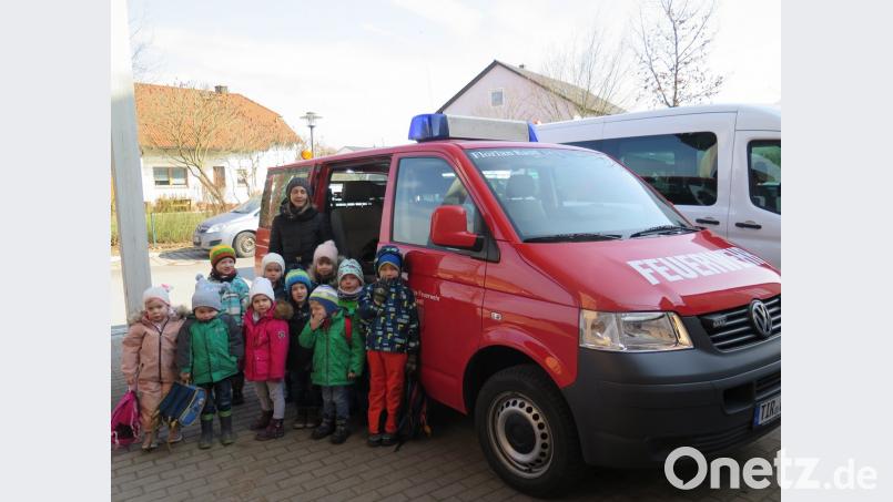 Alle einsteigen! Das lassen sich die Kinder nicht zweimal sagen, immerhin geht es mit dem Feuerwehr-Auto in den Kindergarten und in die Schule.	Bild: Josef Zaglmann