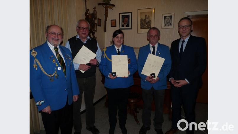 Für ihre langjährige Sammlertätigkeit ehrte die Artillerie- und Reservistenvereinigung Siegfried Bayer (Zweiter von links), Katja Jakobi und Wolfgang Filchner (Zweiter von rechts). Bürgermeister Bernd Sommer (rechts) und Bruno Salomon (links) gratulierten. 	Bild: flm