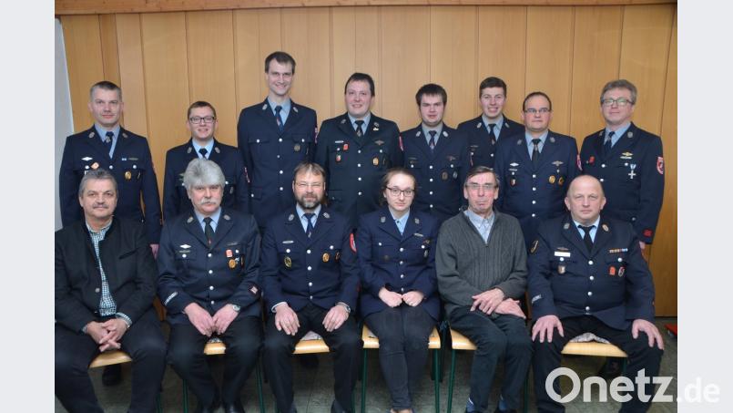 Ernst Kraus (vorne, Zweiter von rechts) ist seit 50 Jahren bei der Feuerwehr. Albert Burger und Martin Frischholz (vorne, Zweiter und Dritter von links) unterstützen seit 40 Jahren die Rettungskräfte. 	Bild: dob