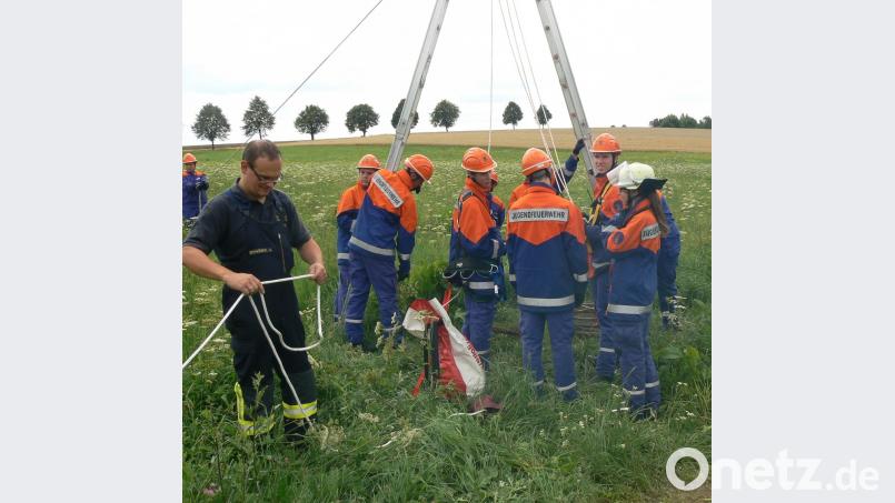 Das Abseilen will gelernt sein. Unzählige Stunden investieren die Jugendwarte in die Ausbildung der Nachwuchskräfte, wie hier Anton Schwägerl (links). Die Einsatzkräfte von morgen müssen bestens ausgebildet sein, um die Menschen vor Gefahren zu schützen oder sie im Notfall schnellstmöglich zu bergen.
