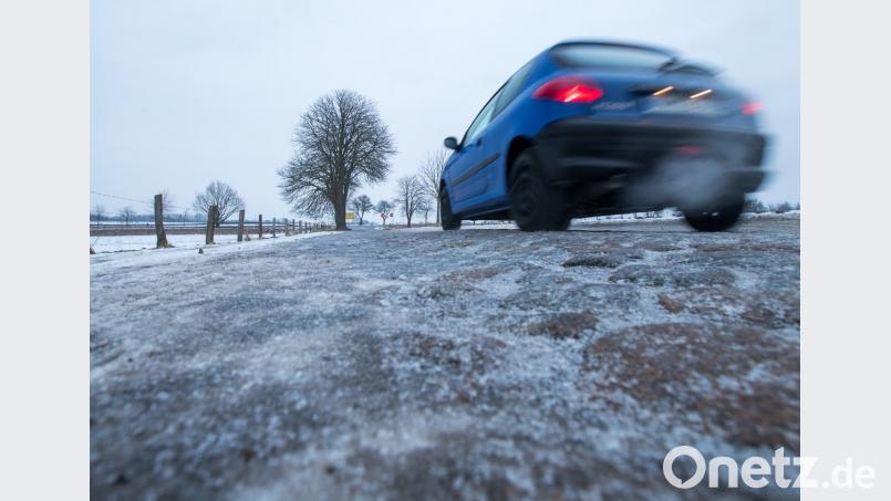 Steigende Temperaturen können zu Glatteis auf den Straßen führen. Jens Büttner/dpa (Symbolbild)