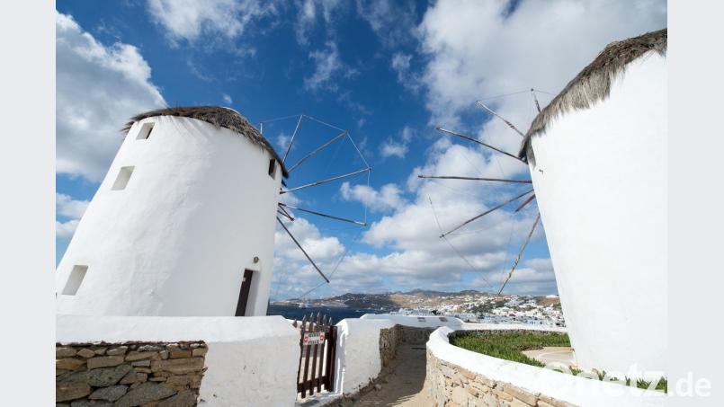 Diee Windmühlen sind ein Wahrzeichen von Mykonos, einer der bekanntesten griechischen Inseln.	Archivbild: Andrea Warnecke/dpa