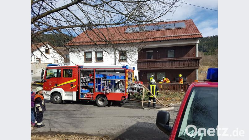 Rasch hatten die Feuerwehrleute den Brand im Keller des Mehrfamilienhauses im Punreuther Ortskern unter Kontrolle.	Bild: mde