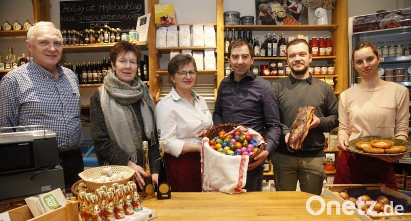 Josef Brunner sen., Dr. Lili Wild, Apollonia Brunner, Hubert Piehler, Josef Brunner jun. und Katrin Schindler (von links) werben für den Oberpfälzer Bauernmarkt am Wochenende in Schwarzenfeld.	Bild: Hirsch