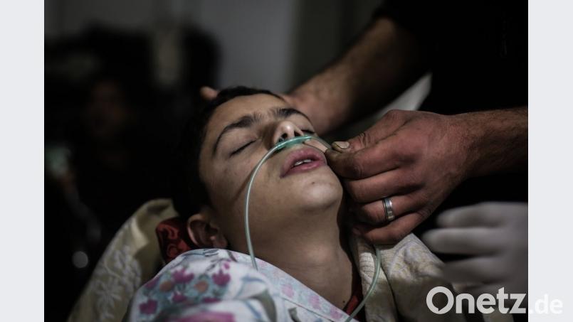 Ein verletztes Kind erhält Erste Hilfe in einem Krankenhaus in Al-Ghuta.	Bild: Anas Alkharboutli/dpa