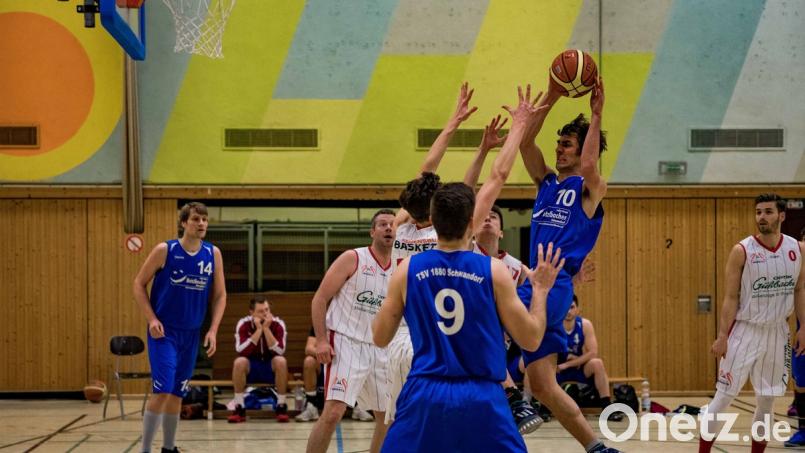 TSV-Flügelspieler Stefan Beer hatte wieder schwierige Defensivaufgaben zu bewältigen und hatte es unter anderem mit Augsburgs Topscorer Jonas Zink zu tun.	Bild: par
