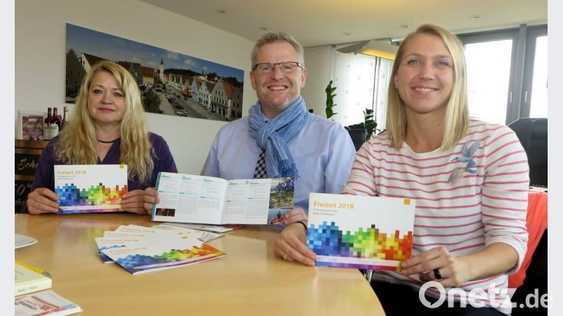 Susanne Grießhammer, OB Andreas Feller und Claudia Trummer (von links) stellten das Ferienprogramm 2018 vor. 	Bild: Hirsch