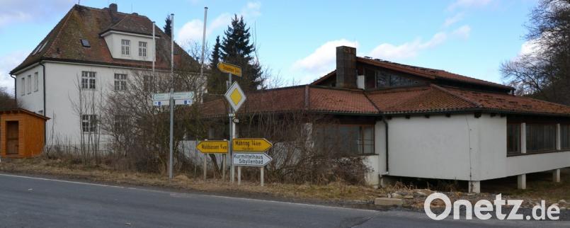 Beschlossen ist noch gar nichts. Bisher gibt es lediglich eine Absichtserklärung des Bezirks Oberpfalz. Er würde das Badehaus plus früheres Schulhaus (links) an die Gemeinde Neualbenreuth abgeben. 	Bild: pz