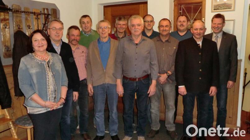 Die oftmaligen Blutspender zusammen mit den Offiziellen (von links): Elfriede Auer (BRK), Gerhard Meier, Ludwig Simon, Hubert Reindl, Albert Gottschalk, Markus Schwab, Franz Weiss, Josef Pielenhofer, Alfred Pröm, Richard Donhauser, 2. Bürgermeister Franz Weiß und Bürgermeister Alwin Märkl. 	Bild: gef