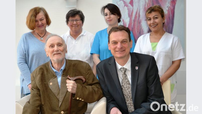 Dmitry De Spiller (sitzend, links) feiert im Seniorenheim Löffler seinen 80. Geburtstag. 	Bild: sm