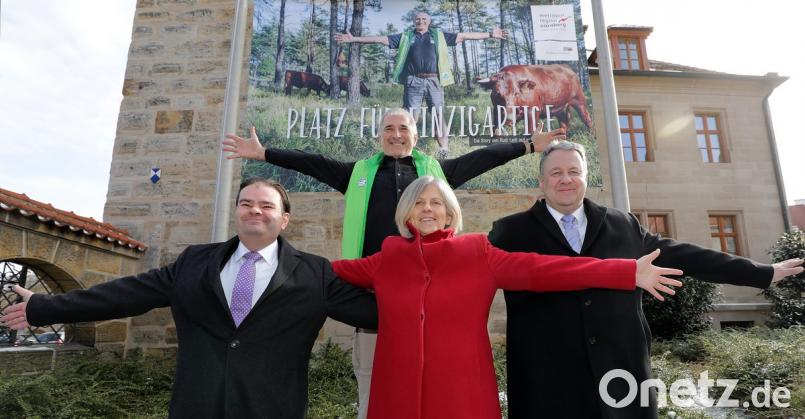 Botschafter mit ausgestreckten Armen (von links): Wirtschaftsförderer Harald Herrle, Rudi Leitl, Christa Standecker (Geschäftsführerin der Metropolregion Nürnberg) und Landrat Richard Reisinger.	Bild: Steinbacher