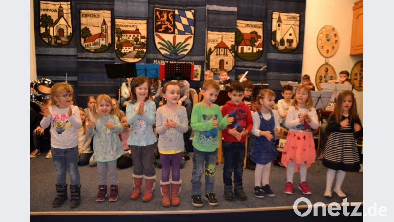 Die Kinder der Musikschule Moosbach präsentieren sich im Rathaussaal bei einem unterhaltsamen Frühjahrskonzert.	Bild: gi