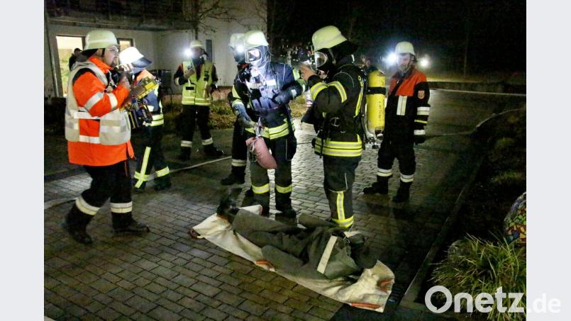 Die Nebelmaschine tut, was von ihr erwartet wird: Sie schafft schlechte Sichtverhältnisse, während die Atemschutzträger eine vermisste Person suchen und sie aus dem Haus bringen.	Bild: ds