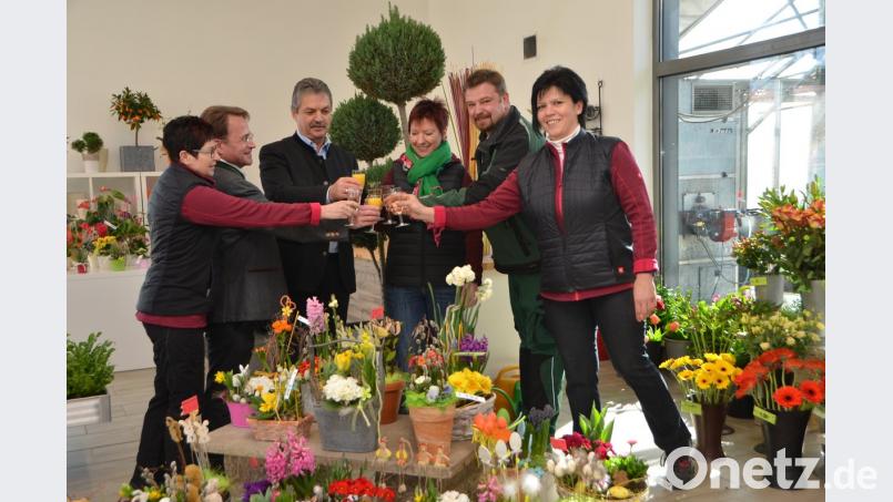 Florist Claus Gartner (Zweiter von rechts) eröffnet mit seinen Angestellten einen neuen Blumenladen auf dem Gärtnereigelände hinter der Burg. Dekan Alexander Hösl sowie Bürgermeister Andreas Wutzlhofer (Zweiter und Dritter von links) stoßen auf den Erfolg an.	Bild: dob