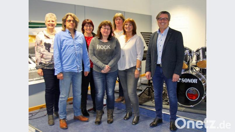 Die Führungsriege der Anton-Bruckner-Musikschule zeigt Bürgermeister Reiner Gäbl (rechts) einen der neuen Räume.	Bild: uks