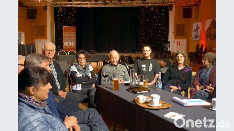 Hans Lauterbach (Fünfter von links), Michael Kernl (Sechster von links) und die anderen Aktiven von &quot;Sulzbach-Rosenberg hilft!&quot; hoffen, dass das Interesse der Öffentlichkeit an der Initiative wieder zunimmt. Ihre Tätigkeit ist jedenfalls weiter notwendig.	Bild: gac