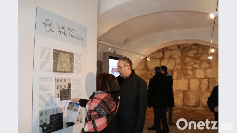 Kulturreferent Klemens Unger mit einer Besucherin im frisch renovierten &quot;Document Porta Praetoria&quot; in Regensburg. 	Bild: leh
