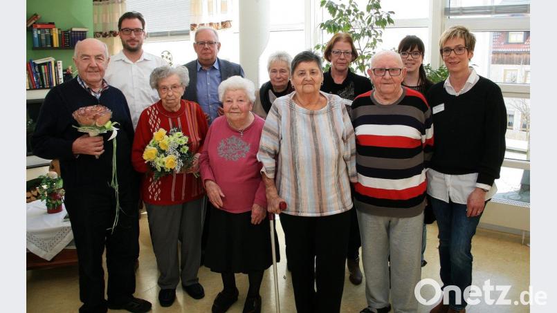 Neue und ausgeschiedene Mitglieder des Heimbeirates stellten sich nach der konstituierenden Sitzung zum Gruppenbild: Von links Ludwig Günthner, Andreas Neugirg, Hanna Schrader, Rainer Bleistein, Laura Ernstberger, Helga Robl, Helga Hamann, stellvertretende Pflegedienstleiterin Edith Urbanczyk, Karl Ruff, Christine Riedl (soziale Betreuung) und Brigitte Engelmann (Vertreterin der Verwaltung). 	Bild: wro