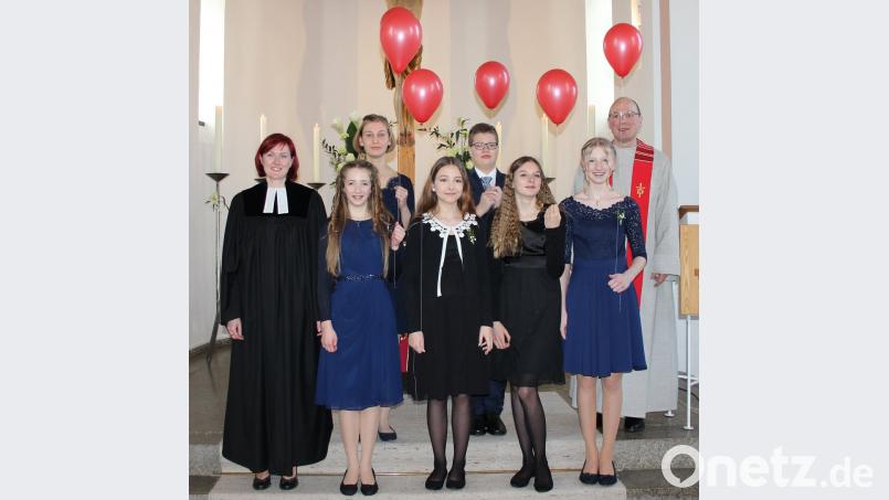 Mit Pfarrerin Dr. Stefanie Schön (links) und Diakon Fritz Lieb (rechts) feierten (von links nach rechts) Alina Hinrichsmeyer, Eva Münsterer, Aaliyah Maywald, Constantin Bock, Michelle Konradt und Anna Drechsler am Palmsonntag ihre Konfirmation. Als eindrucksvolle Erinnerung, Gott und ihren Glauben immer bei sich zu behalten, wurden ihnen rote Luftballons mit Halteschnur überreicht. 	Bild: heb