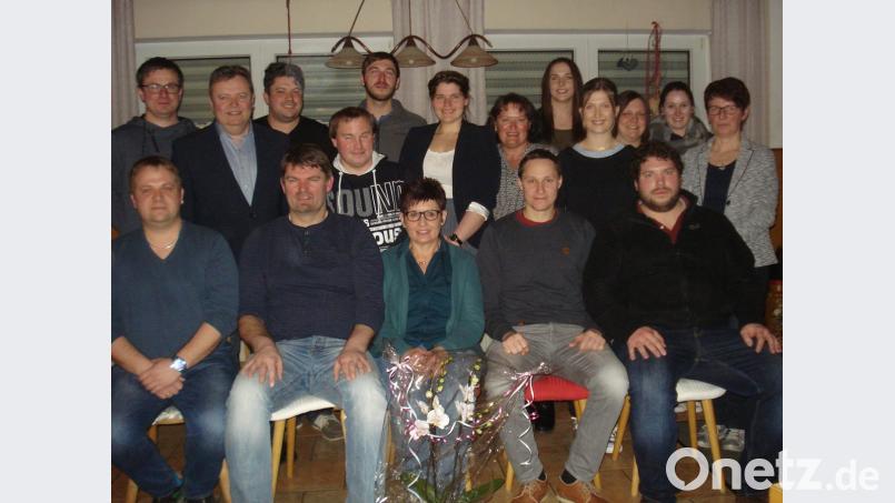Vorsitzender Martin Kandler (vorne, Zweiter von links) und Stellvertreter Alexander Hofmann (vorne, Zweiter von rechts) führen mit ihrer bewährten Mannschaft den TSV Kirchendemenreuth.	Bild: rs