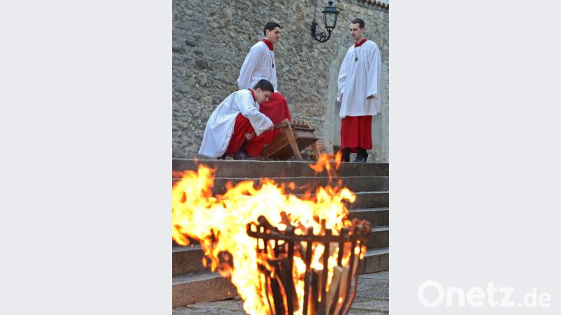 Die Ministranten von St. Georg beim sogenannten Ratschen. Das Osterfeuer brennt aber erst in der Osternacht.	Archivbild: Hartl