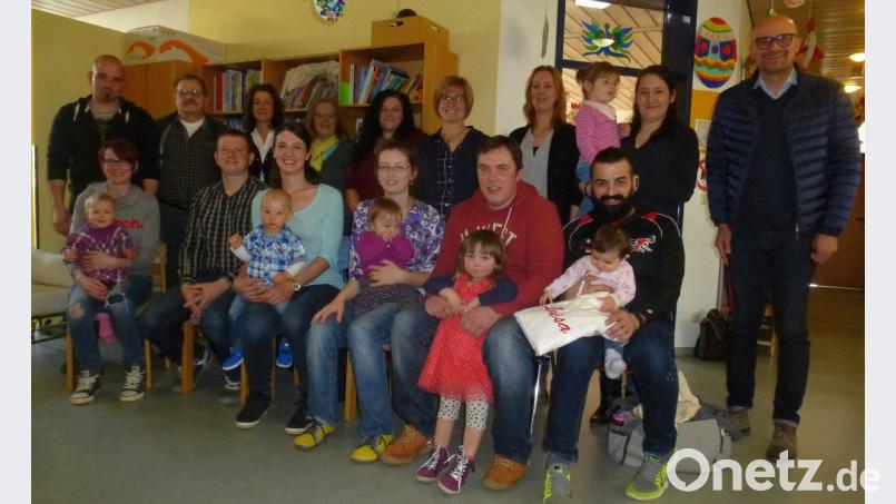 Im Kindergarten empfing Bürgermeister Maximilian Beer die Neugeborenen mit ihren Familien. 	Bild: mad