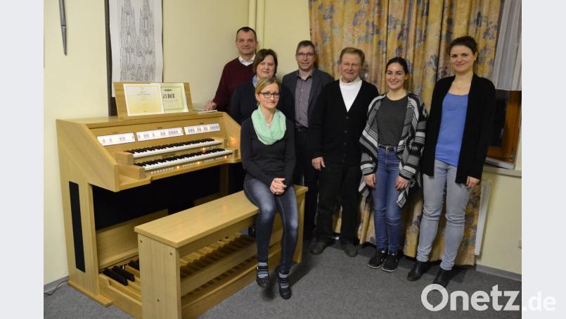 Der Förderverein der Musikschule um Vorsitzenden Hans Roßmann (Fünfter von links) stellt 7100 Euro für den Kauf einer Orgel zur Verfügung. Darüber freuen sich Musikschulleiter Wolfgang Ziegler und seine Stellvertreterin Klara Bäumler, Bürgermeister Hermann Ach (von links) sowie die Orgelschülerinnen Jenny Hofmeister, Lisa-Maria Franz und Karin Deisinger (von links).	Bild: gi