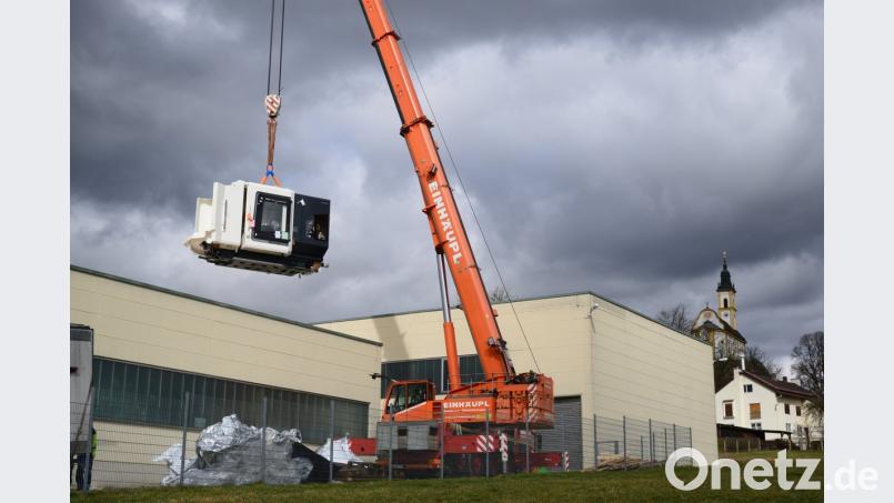 Der Kran hievt ein 19 Tonnen schweres Teil des neuen Bearbeitungszentrums in die Halle der Firma Leistritz Produktionstechnik GmbH.	Bild: bey