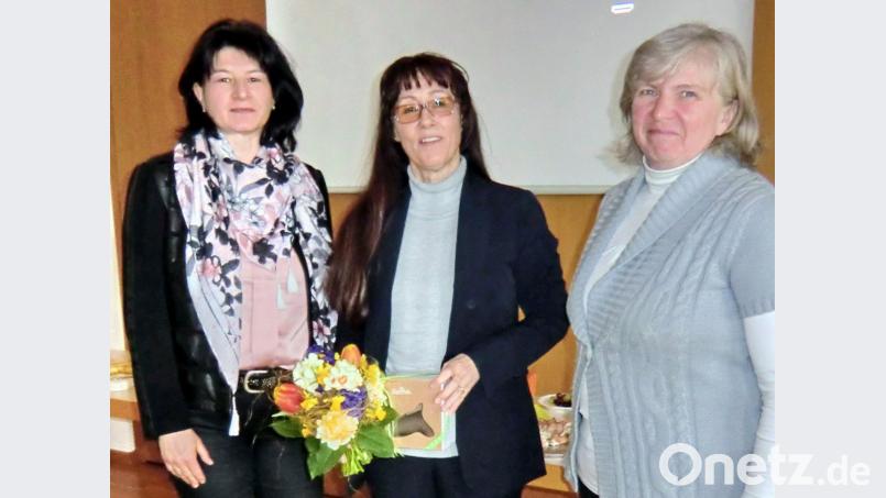 Regina Krywinski (rechts) und Brigitte Schindler (links) vom Führungsteam bedankten sich mit einem Frühlingsgruß bei Referentin Elfriede Schwarzmeier. 	Bild: hai