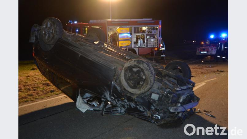 Der verunglückte Opel bleibt auf dem Dach liegen.	Bild: dob