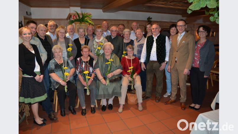 Eine Fülle an Gästeehrungen gab es am Freitagabend zum 60-jährigen Bestehen der Gastwirtschaft Sommer und zum Abschluss der umfangreichen Sanierungsarbeiten in den Pension, die seit 27 Jahren in Betrieb ist. Unser Bild zeigt die treuen Urlaubsgäste mit (von links) Carolin und Christian Sommer sowie (von rechts) Monika Sommer, Bürgermeister Bernd Sommer, Ursa Pilz, Max Sommer und Inge Frank. 	Bild: jr
