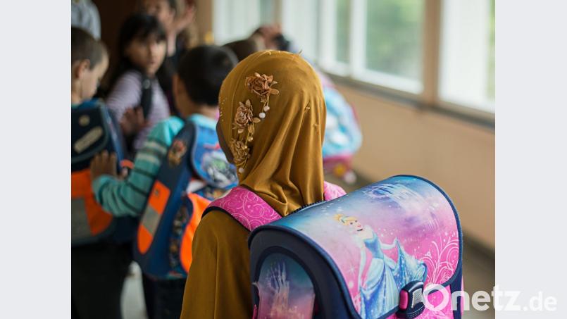 Wenn es nach der Regierung in Nordrhein-Westfalen geht, sollen junge Mädchen nicht mehr mit Kopftuch in die Schule kommen dürfen. Der Plan erntet Zustimmung, aber auch Widerspruch.	Archivbild: Wolfram Kastl/dpa