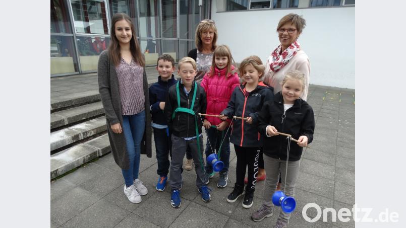 Theresa Kohl absolviert derzeit einen Bundesfreiwilligendienst an der Marien-Grundschule (von links): BuFDi Theresa Kohl, Mittagsbetreuung Christine Brader, Mittagsbetreuung Ursula Höfer-Lehner und Kinder, die die Mittagsbetreuung/ Hausaufgabenbetreuung besuchen. 	Bild: exb