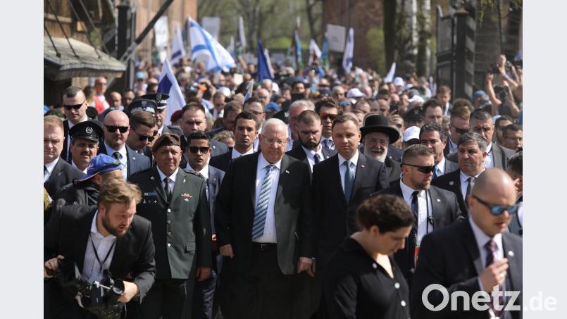 Angeführt von den Präsidenten Israels und Polens, Reuven Rivlin (Mitte links) und Andrzej Duda (Mitte rechts) zogen am Donnerstag etwa 12 000 Menschen aus vielen Ländern vom ehemaligen Hauptlager ins drei Kilometer entfernte Vernichtungslager Auschwitz-Birkenau.	Bild: Stanislaw Rozpedzik/dpa