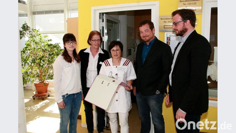 Christine Balg (Dritte von links) beschrieb Bundestagsabgeordnetem Uli Grötsch (Zweiter von rechts) die Details ihrer Aufgaben auf der Station. Mit im Bild Christine Riedl (Leiterin soziale Betreuung) und stellvertretende Pflegedienstleiterin Edith Urbanczyk (von links), rechts Fachbereichsleiter Andreas Neugirg. 	Bild: wro