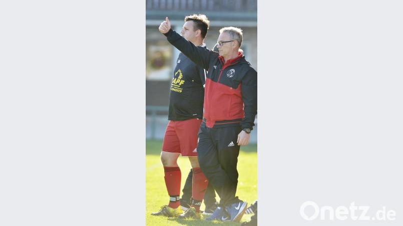 Nach oben, bitte! Andreas Wächter (rechts) will mit dem TSV Theuern die Kreisklasse erhalten. Seine Mannschaft liegt aber nur zwei Punkte vor dem Abstiegsrelegationsrang. 	Bild: Ziegler
