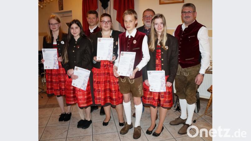 Bürgermeister Hans Graßl überreichte zusammen mit Jürgen Lößl und Georg Bergschneider die Abzeichen für die Leistungsprüfungen: (von links) Andrea Setzer (D2), Magdalena Zwicknagl (D1), Sabrina Nothas (D1), Tobias Setzer (D1), Rebekka-Sophie Walbrun (D2). 	Bilder: weu (2)