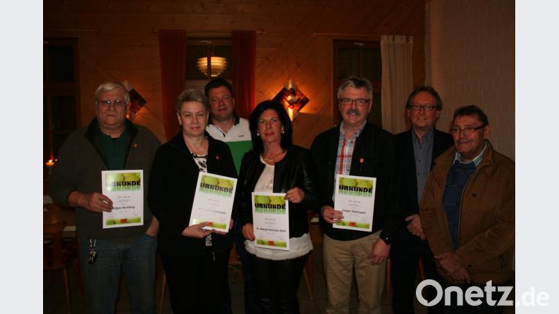 Die Ehrung verdienter Mitglieder für 25-jährige Treue zum Tennisclub stand im Mittelpunkt der Generalversammlung. Im Bild von links Edgar Hickfang, Michaela Hartmann, stellvertretender Vorsitzender Olaf Korb, Margit Köhnlein-Rühl, Jürgen Hartmann, Vorsitzender Herbert Pscherer und zweiter Bürgermeister Karl Busch. 	Bild: fpoz