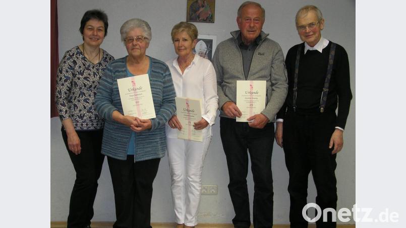 In der Jahreshauptversammlung der Katholischen Arbeitnehmerbewegung überreichen Pfarrer Hans Riedl (rechts) und KAB-Vorsitzende Gabriele Söllner (von links) Urkunden und Ehrennadeln an Thea Stehbach für 50 Jahre Mitgliedschaft sowie Irmgard Dumler und Günther König für je 25 Jahre Treue zum Ortsverband.	Bild: öt