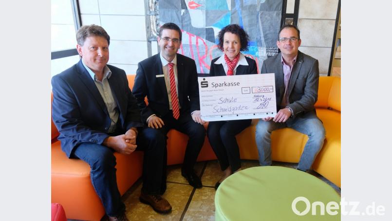 Die Sparkasse spendete an die Mittelschule Schmidgaden 3000 Euro. Gebietsdirektor Günter Süß und Stellvertreterin Gabriele Elsner (Mitte) präsentierten im Beisein von Rektor Klaus Ruetz (rechts) und Zweitem Bürgermeister Andreas Altmann (links) den symbolischen Scheck.	Bild: ohr