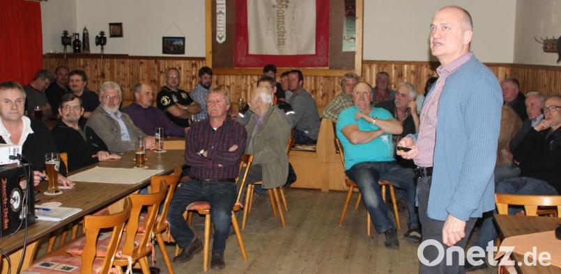 Bürgermeister Walter Schauer informierte auf der Bürgerversammlung in Thanstein über das aktuelle Geschehen in der Gemeinde.	Bild: mnt